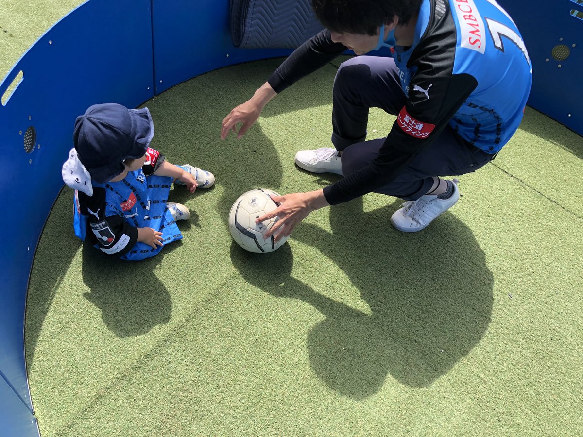 ICON52102663's tweet photo. 5月28日（日）#川崎フロンターレ  vs #柏レイソル  【#パスタブ】 

小さなお子様にも大人気❗️

4歳⚽️2歳⚽️だけでなく…
1歳3ヶ月⚽️の赤ちゃん👶もパパと一緒にチャレンジ❗️

ホント❤️みんな、可愛すぎ😍

#esaicon #ICONパスマシーン https://t.co/35aLkTXpIr