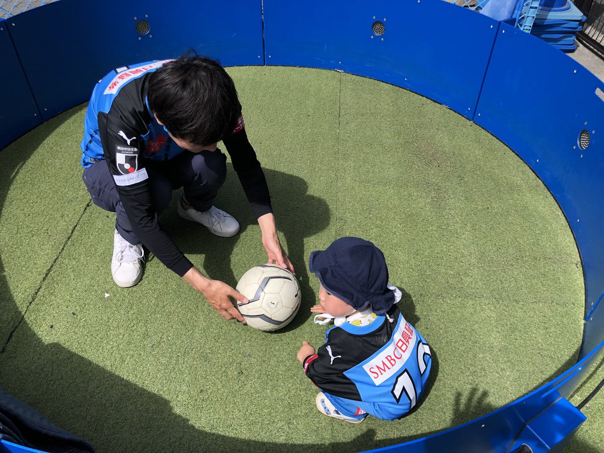 ICON52102663's tweet photo. 5月28日（日）#川崎フロンターレ  vs #柏レイソル  【#パスタブ】 

小さなお子様にも大人気❗️

4歳⚽️2歳⚽️だけでなく…
1歳3ヶ月⚽️の赤ちゃん👶もパパと一緒にチャレンジ❗️

ホント❤️みんな、可愛すぎ😍

#esaicon #ICONパスマシーン https://t.co/35aLkTXpIr