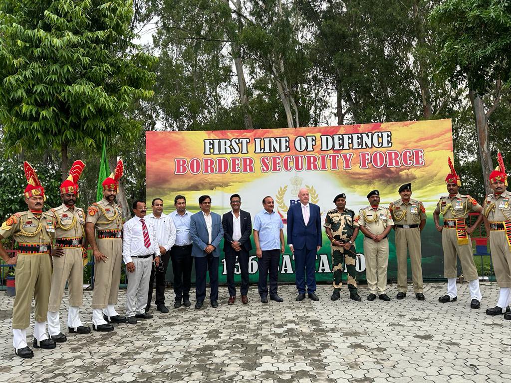 svane_freddy's tweet photo. At the Hussainwala border-crossing. Proud to meet #ThefirstLineofDefence @DenmarkinIndia @BSF_India https://t.co/6LlYj5KiUx