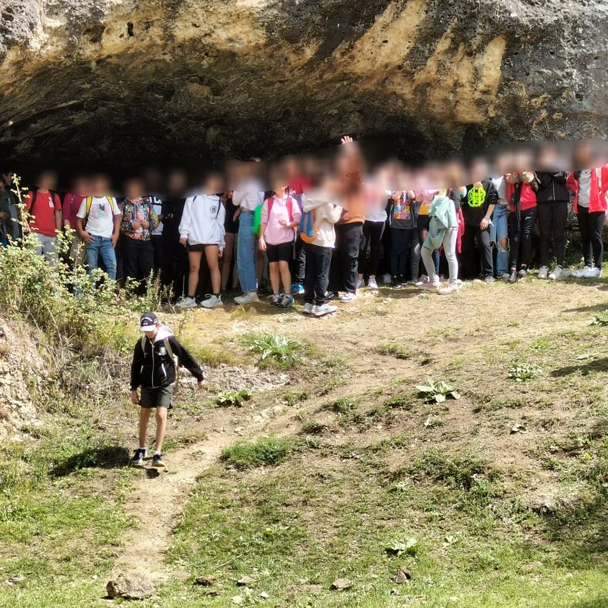 Los alumnos de 1°ESO en Pinilla del Valle, visitando a los neardentales