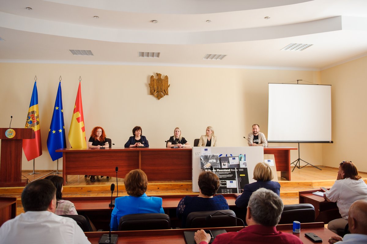 unwomenmoldova's tweet photo. Yesterday, as part of the #EVAProject, key equipment donations were facilitated in Cahul .
🖥️💡AV tech & generators were distributed to 12 partner mayoralties in Cahul.
Meanwhile, a local 🎈kindergarten was refurnished, supporting child development.
@EUinMoldova
@UNICEFMoldova https://t.co/cvhrT6Ip81