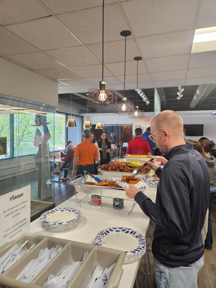 HospecoBrands's tweet image. Life at Hospeco Brands Group!
Celebrating Memorial Day with our annual Memorial Day Lunch!
#HospecoBrandsGroup #lunch #positiveworkenvironment #teamwork #companyculture