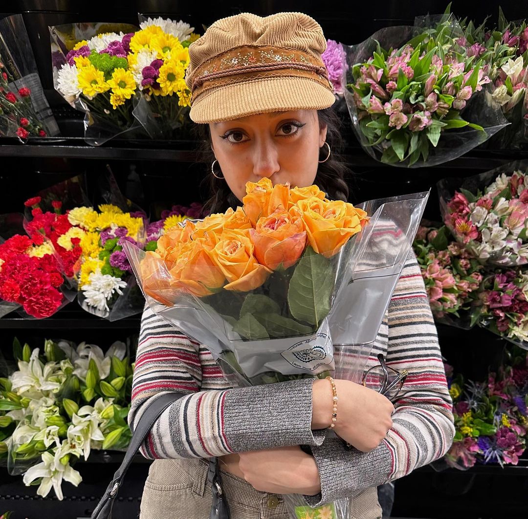 Loving these spring vibes! 🧡🧡🧡 
Repost @mairalucia_
PC: @vivblue08
.
.
.
.
.
.
.
.
.
.
.
.
#orangehues #orangeflowers #costcoflowers #corduroyhat #corduroy #petergrimm #eddiebauer #strippedsweater #flowerslovers #flowerbouquet #rosebouquet #rosesbouquet