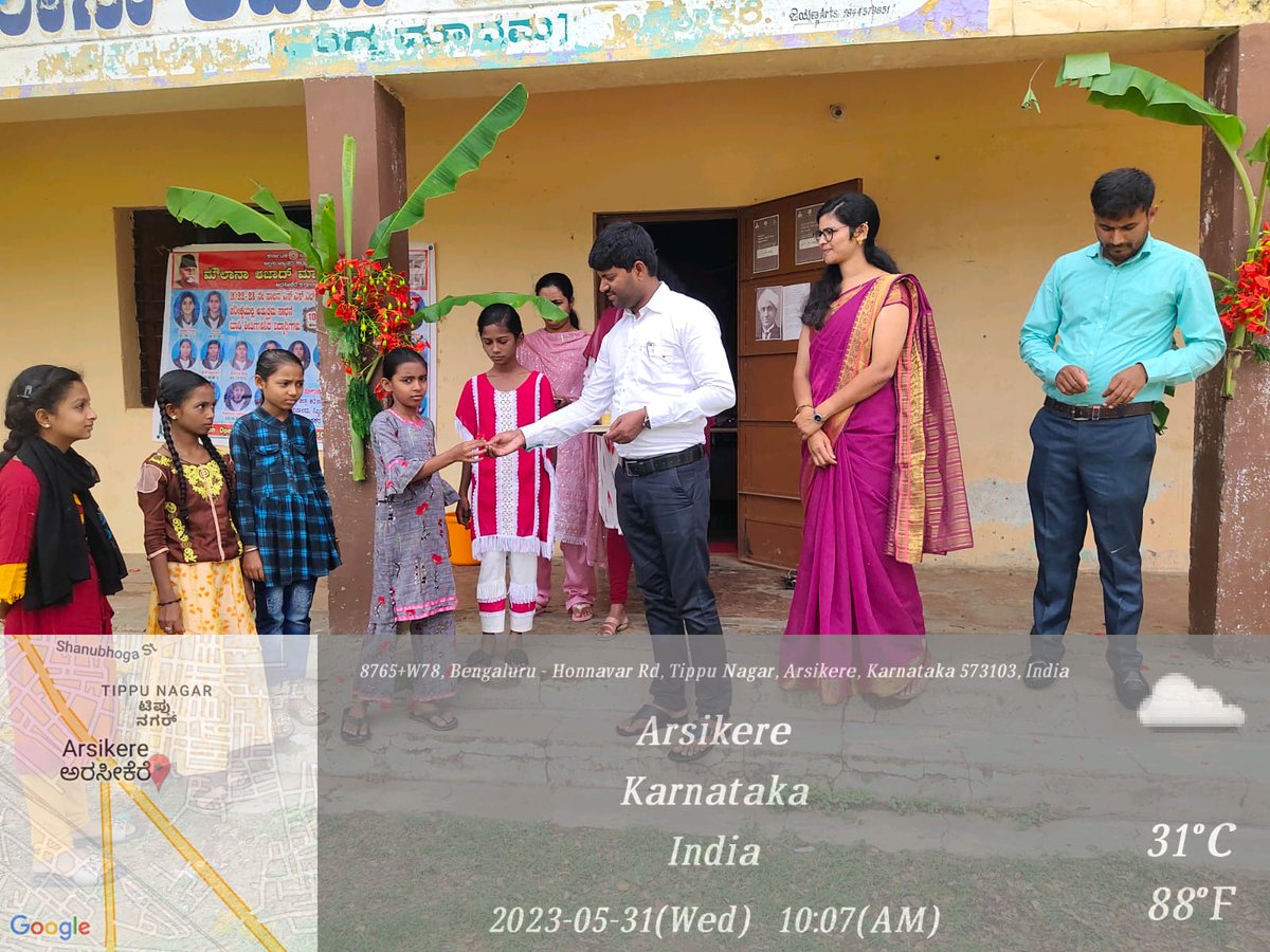 2023-24 ನೇ ಸಾಲಿನ ಶಾಲಾಪ್ರಾರಂಭೋತ್ಸವಕ್ಕೆ ವಿದ್ಯಾರ್ಥಿಗಳಿಗೆ ಶಾಲೆಯ ಮುಖ್ಯೋಪಾಧ್ಯಾಯರು ಹಾಗೂ ಶಿಕ್ಷಕ ವೃಂದದವರು ಪುಷ್ಪ ಹಾಗೂ ಸಿಹಿ ನೀಡುವುದರ ಮೂಲಕ ಶುಭ ಹಾರೈಸಿ ಶಾಲೆಗೆ ಬರಮಾಡಿಕೊಳ್ಳಲಾಯಿತು. 
@mamsarsikere <a href="/DOMGOK/">Department of Minority Welfare, Govt of Karnataka</a>