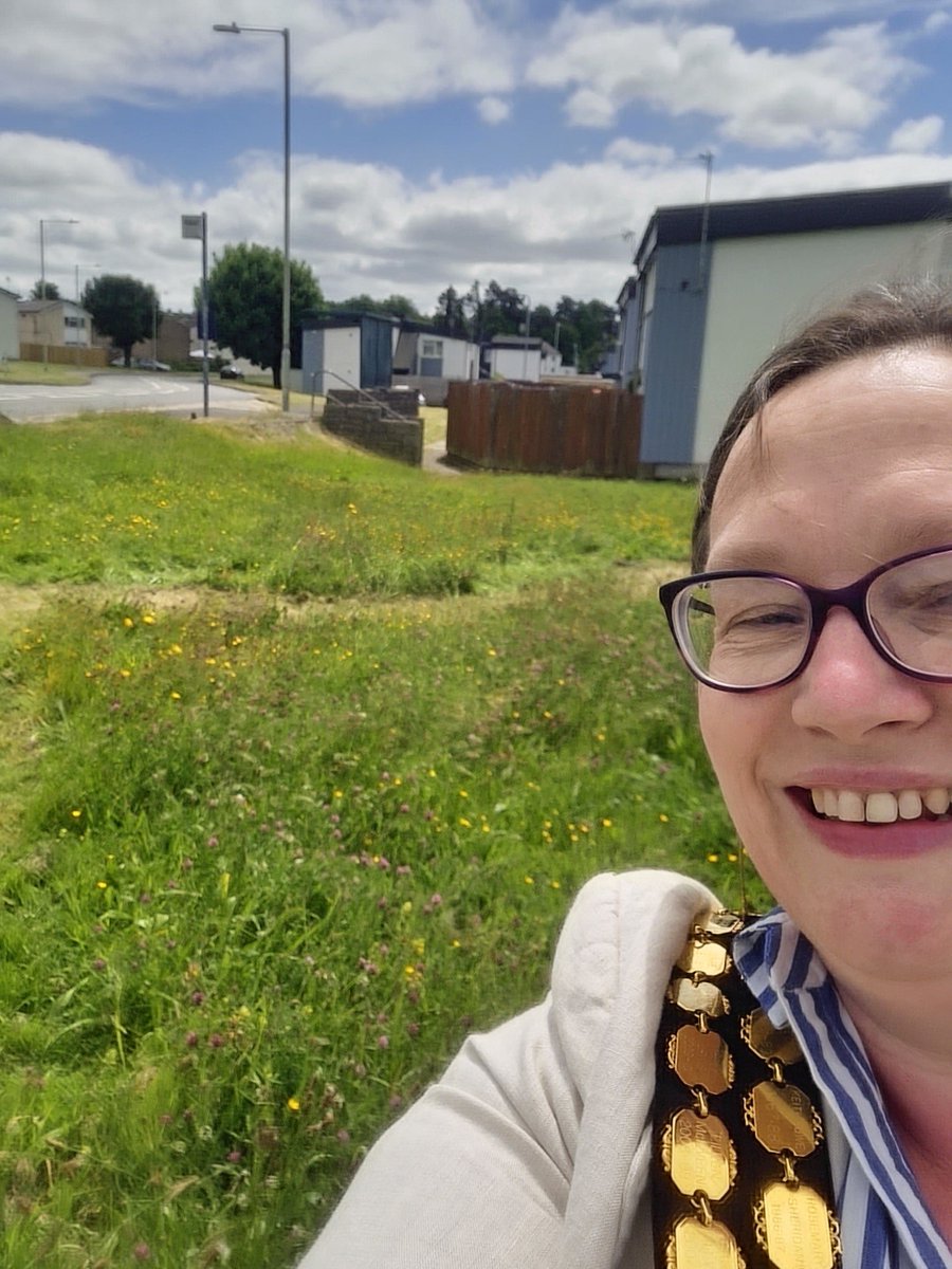 FreyaSykes's tweet photo. Just spent a lovely few hours in #Wildmill with the team from @ValleysToCoast who have put in these fantastic sleeper planters & are doing amazing wildflower planting around the estate.
🥰❤️
#MadamMayor #MayoralDuties https://t.co/3sMM5JMzbF