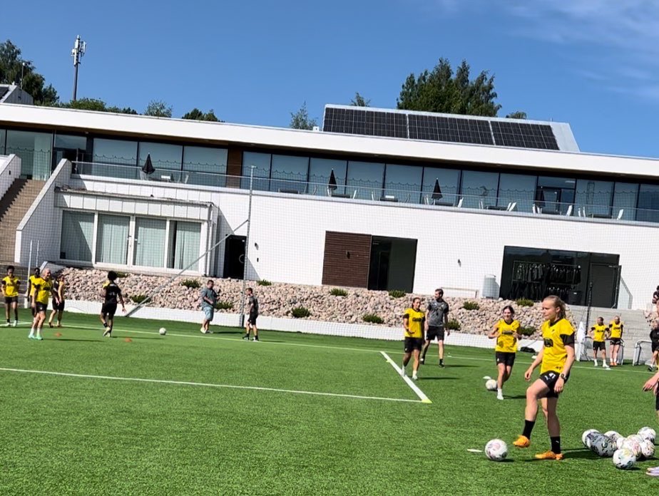 NiklasTidstrand's tweet photo. Lärorik och inspirerande dag med Bri &amp; Robert hos serieledande Häcken!🙏⚽️ https://t.co/p1pVp12OYm