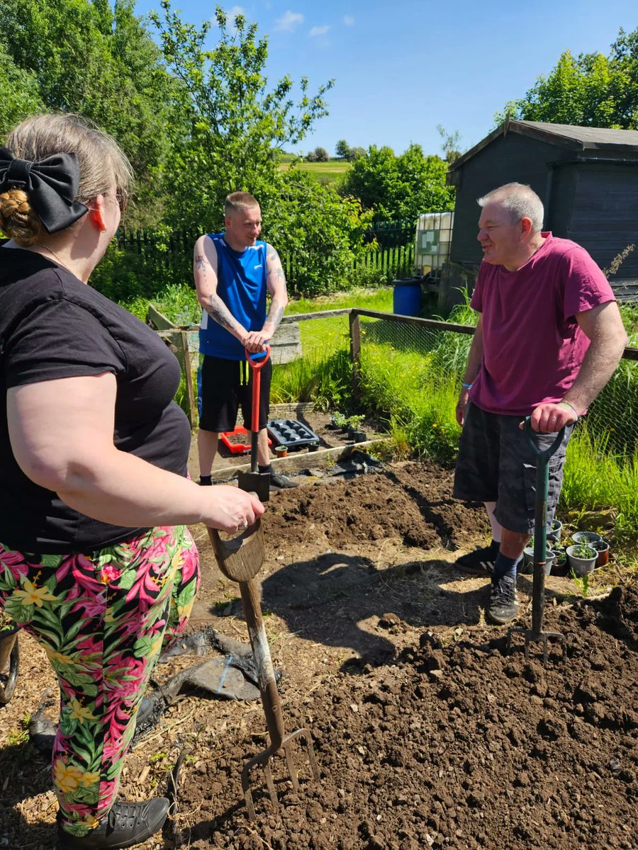 RRR_LUF's tweet photo. Red Rose North team yesterday went to the alloment ...'we did some truning over of the soil and planting we loved being up there in sun' 🌞

#Garden #alloment #north #community #lancaster https://t.co/GO0SvYFTLg
