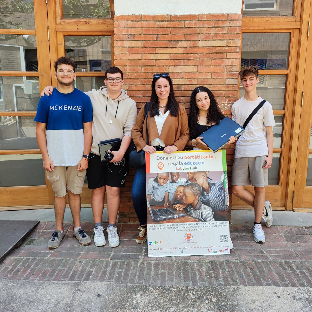 INSBaixCamp's tweet photo. Els primers portàtils del projecte 
@labdoo_es
  marxen demà cap al 
@YouthSoweto
 a Nairobi, Kènia 🚀 

En aquest projecte es reparen portàtils espatllats i en desús per a tasques educatives.

Moltes gràcies a l'Alexandra i als voluntaris i voluntàries de 1SMX #insbaixcampFP! https://t.co/An4bVhxuj2