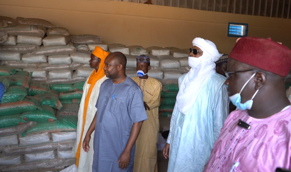 Millennium Challenge Account - Niger (MCA-Niger) (@mcaniger) on Twitter photo #Niger. Remise kits agricoles personnes affectées par projet réhabilitation périmètre irrigué de Konni.
Appui avoisine 800 M FCFA. is.gd/HOxOvs <a href="/USAenFrancais/">USA en Français</a> <a href="/falher3/">fatima alher</a> <a href="/USEmbassyNiamey/">U.S. Embassy Niamey</a> <a href="/MCCgov/">Millennium Challenge Corporation</a> <a href="/Fatiiche/">Chérif Fatoumata ❤💛💚</a> @labize227 @IssaNourou <a href="/NigerfriendNew/">NigerFriend | News🕊</a> <a href="/amin__Ne/">Amin - 🇳🇪</a> <a href="/MounkailaSani1/">Mounkaila Abdou sani🇳🇪🇵🇸</a> #Niger. Remise kits agricoles personnes affectées par projet réhabilitation périmètre irrigué de Konni.
Appui avoisine 800 M FCFA. is.gd/HOxOvs <a href="/USAenFrancais/">USA en Français</a> <a href="/falher3/">fatima alher</a> <a href="/USEmbassyNiamey/">U.S. Embassy Niamey</a> <a href="/MCCgov/">Millennium Challenge Corporation</a> <a href="/Fatiiche/">Chérif Fatoumata ❤💛💚</a> @labize227 @IssaNourou <a href="/NigerfriendNew/">NigerFriend | News🕊</a> <a href="/amin__Ne/">Amin - 🇳🇪</a> <a href="/MounkailaSani1/">Mounkaila Abdou sani🇳🇪🇵🇸</a>