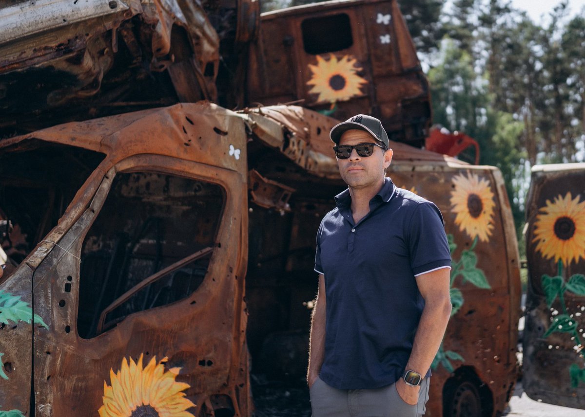 mishacollins's tweet photo. Cars destroyed by Russian shelling. Sunflowers are a symbol of hope. 🌻💙💛🇺🇦

https://t.co/AHJsD0cKXm https://t.co/L3YEGMm2u9