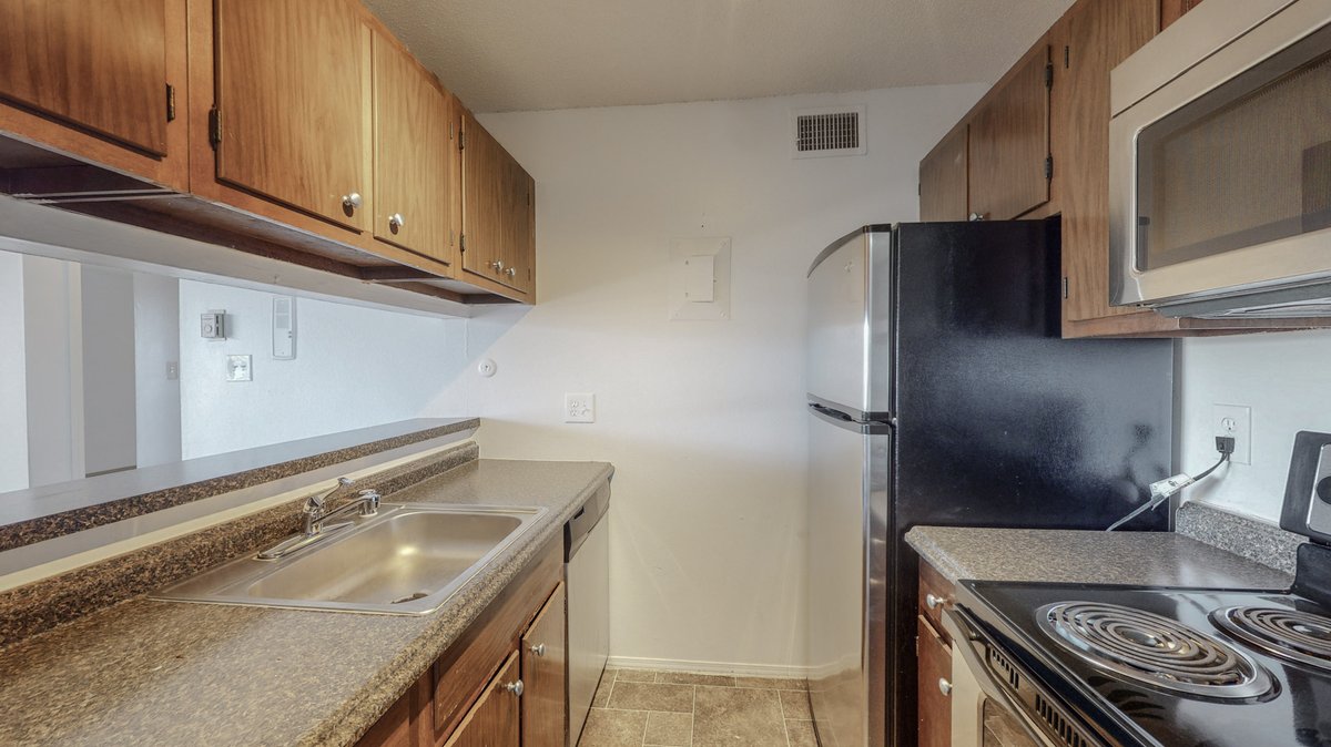 PrahlMike's tweet photo. Distressed Deal Story! 

My most fulfilling deal I've worked on so far as a GP was turning around a distressed 83 unit asset. 

The property at one point was a prime Class A asset, known as a trendy swingers building back in the 70's.😂

ABQ, NM, 83 units, Class C! https://t.co/u0lYKBCKUL