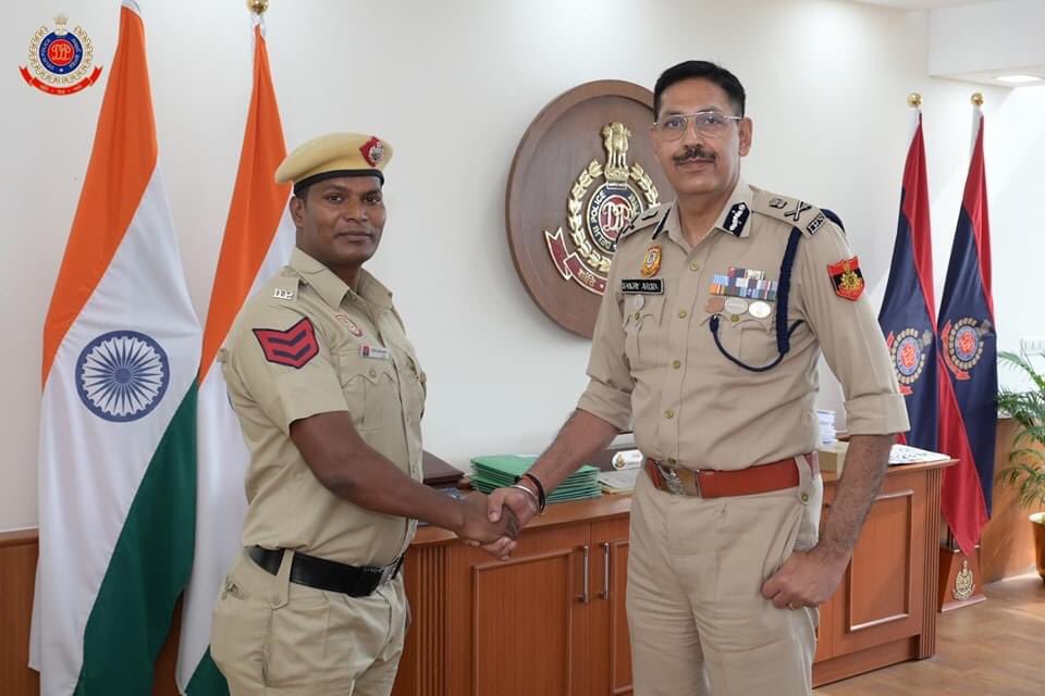 CycleManArun's tweet photo. #दिल्ली पुलिस में हेड #कॉन्स्टबल राम भजन 
भाई को बहुत बहुत #बधाई। जिन्होंने #UPSC में 
667 वी रेंक हासिल कर #शिखर प्राप्त किया। युवाओं को प्रेरणा दी कि नोकरी कोई छोटी बड़ी नहीं होती। आप अपनी #मेहनत जारी रखो आप कभी भी कहाँ से कहाँ पहुँच सकते हो।
 @DelhiPolice 🇮🇳 https://t.co/357Up2hMDV