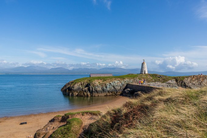 Glynis #peoplewithpassion - Another landscape image of Ynys Llanddwyn, Anglesey #welshpassion  courtesy @glynpierson