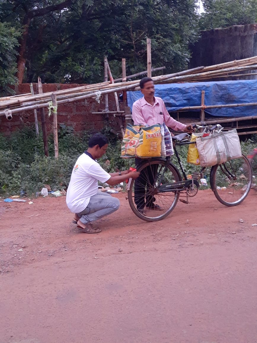 JPDas974's tweet photo. #StaySeen #StaySafe! 
#RetroRefleciveTapes for cycles.(Patia railway stations,BBSR)
@OdishaCalling 
@STAOdisha @CTOdisha @ushapadhee1996 @rto_cuttack @rto_bbsr2 @RtoBbsr_I @DCT_CentralZone @UN_RSF @RoadSafetyNGOs @MORTHRoadSafety @DMKhordha https://t.co/3lZpKmGldc