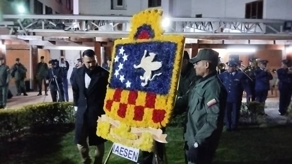 iaesen_umbv's tweet photo. #31May La Delegación del IAESEN realizó la Izada de nuestro Tricolor Nacional y una Ofrenda Floral al Comandante Supremo Hugo Chávez en la sede @EmbaveBolivia en el marco de la Pasantía de Estudios a nivel Internacional de la Maestría en Seguridad de la Nación Cohorte 2022-2023. https://t.co/NfD6iJXphn