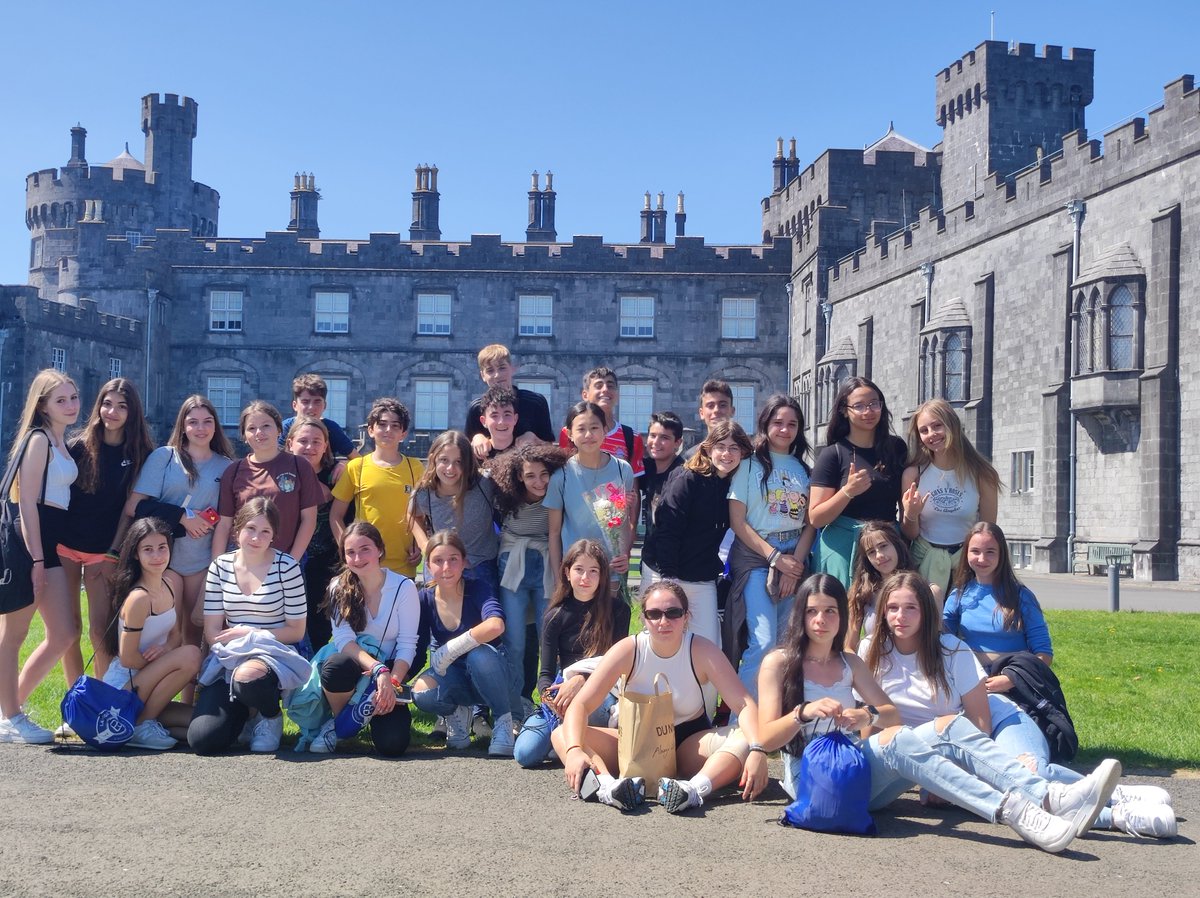 CCMiramadrid's tweet image. Un pequeño reportaje gráfico de nuestros alumnos de 2º de la ESO que participan en el programa de inmersión lingüística en Kilkenny, Irlanda.

They have been so lucky!!!

#colegiomiramadrid #miramadrid #googlereference #irlanda #kilkenny #idiomas