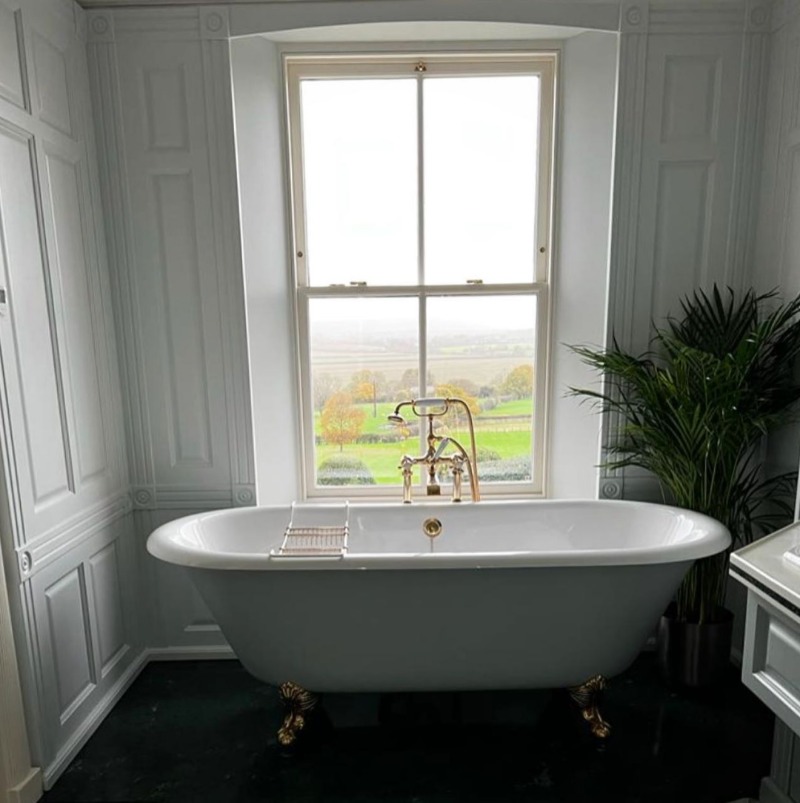 This view 😍 Like this post if you’d like nothing more than to run a hot bath and look out onto the English countryside right about now 🛀​

📸@considered.interiors on Instagram