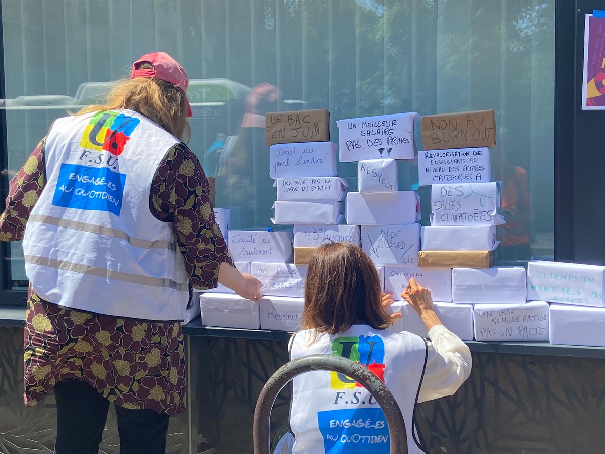 Mur de briques revendicatives devant la DSDEN #31mai
#NonAuPacteEnseignant 
#CeNestPasUneRevalorisation