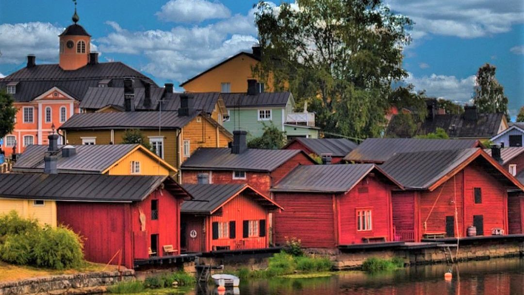 Porvoo's delightful Old Town is considered by most visitors to be the prettiest town in Finland. Photos shared on IG by ioanadiia, __nancyo__, and teemu.hannes.aho: instagram.com/discoveringfin… Learn more about Porvoo, Finland's 2nd oldest town: discoveringfinland.com/blog/historic-…