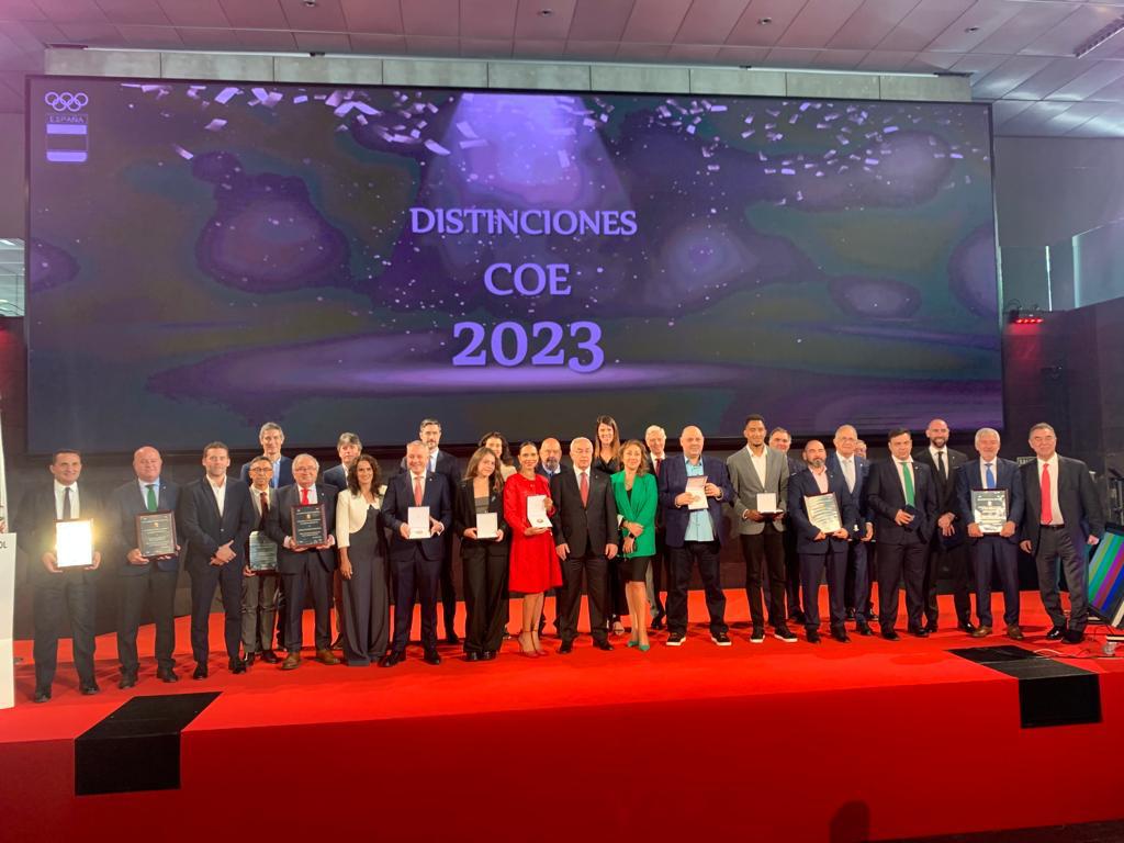 Atudem_es's tweet photo. Entrega de la PLACA OLÍMPICA por parte del @COE_es,  a propuesta de la @RFEDInv, al presidente de ATUDEM, Jesús Ibañez. 🎉🎉👏👏

#ATUDEM #SomosNieve #YoEsquioEnEspaña https://t.co/BFVwQetWTh
