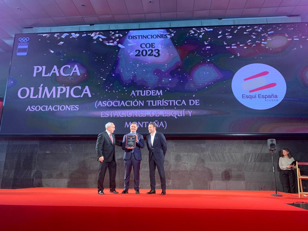 Atudem_es's tweet photo. Entrega de la PLACA OLÍMPICA por parte del @COE_es,  a propuesta de la @RFEDInv, al presidente de ATUDEM, Jesús Ibañez. 🎉🎉👏👏

#ATUDEM #SomosNieve #YoEsquioEnEspaña https://t.co/BFVwQetWTh
