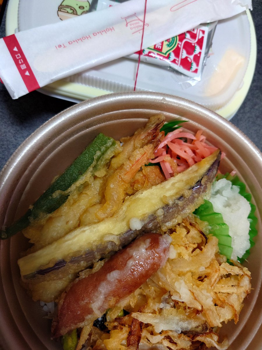 Taka27_taka13's tweet image. 美容院いって娘がイオンに行きたいとイオンに行ったらご飯作れない時間に。。。

娘リクエストのほっかほっか亭でお弁当。
我が家はお弁当屋さんはほっかほっか亭1択😛

#ほっかほっか亭 
#すみっコぐらし弁当