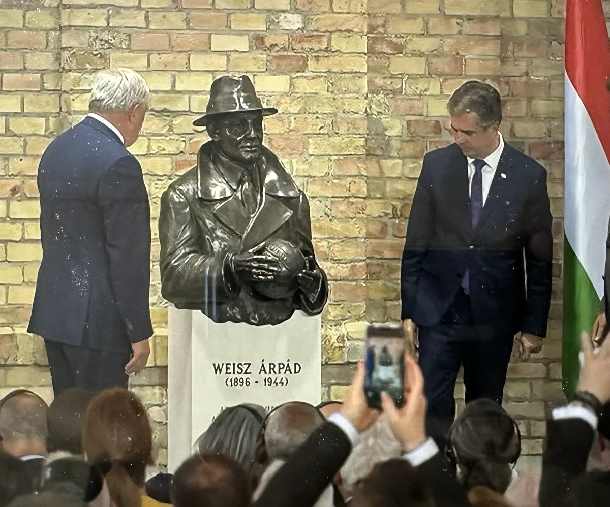 FedericoFerri's tweet image. La statua di Arpad Weisz a Budapest. Grazie @matteomarani e al suo straordinario lavoro di giornalista e storico. Come dice #Buffa: “Ci sono giornalisti e giornalisti. Io preferisco quelli che cercano una storia, poi la allattano con la loro passione e la loro professionalità”.