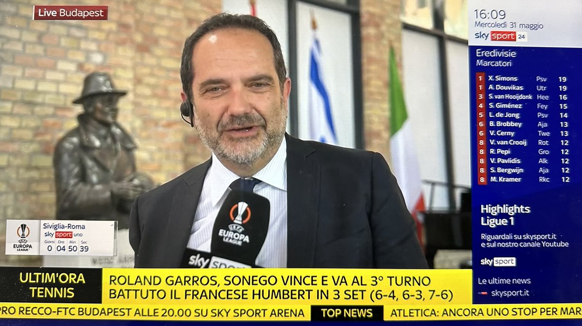 FedericoFerri's tweet image. La statua di Arpad Weisz a Budapest. Grazie @matteomarani e al suo straordinario lavoro di giornalista e storico. Come dice #Buffa: “Ci sono giornalisti e giornalisti. Io preferisco quelli che cercano una storia, poi la allattano con la loro passione e la loro professionalità”.