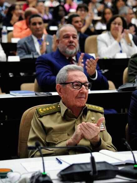 Estamos celebrando desde ya el cumpleaños 92 del último mambí.
#RaulEsRaul y tiene de Birán las firmes raíces que lo han hecho un hombre fiel.
En #HolguinSi le queremos nuestro coterráneo nunca nos falló.