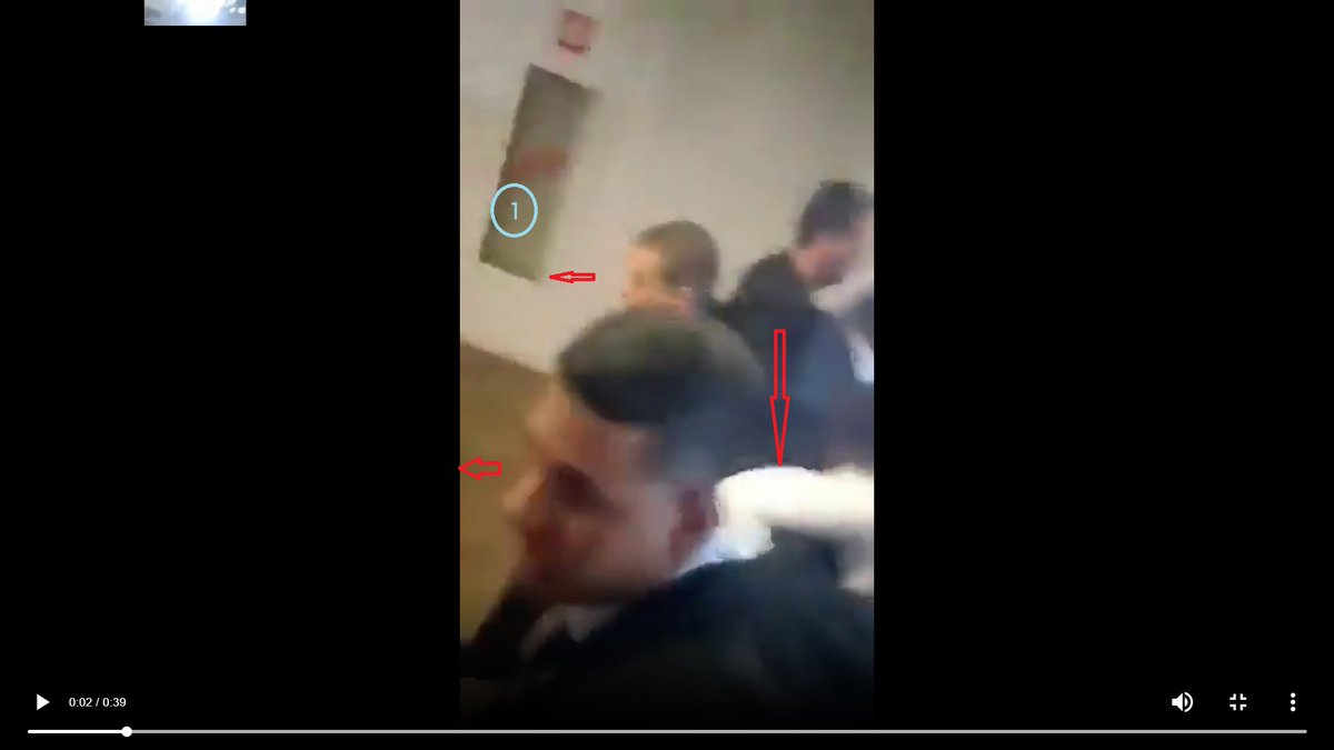 CCambara2's tweet image. Dois frames do vídeo da suposta agressão da Delis Ortiz dão conta da primariedade da farsa. No primeiro dá pra ver claramente a bolsonarista pendurada nos braços dos seguranças enquanto os mesmos estão de costas e com os braços esticados para fechar a barreira. Ninguém toca nela.