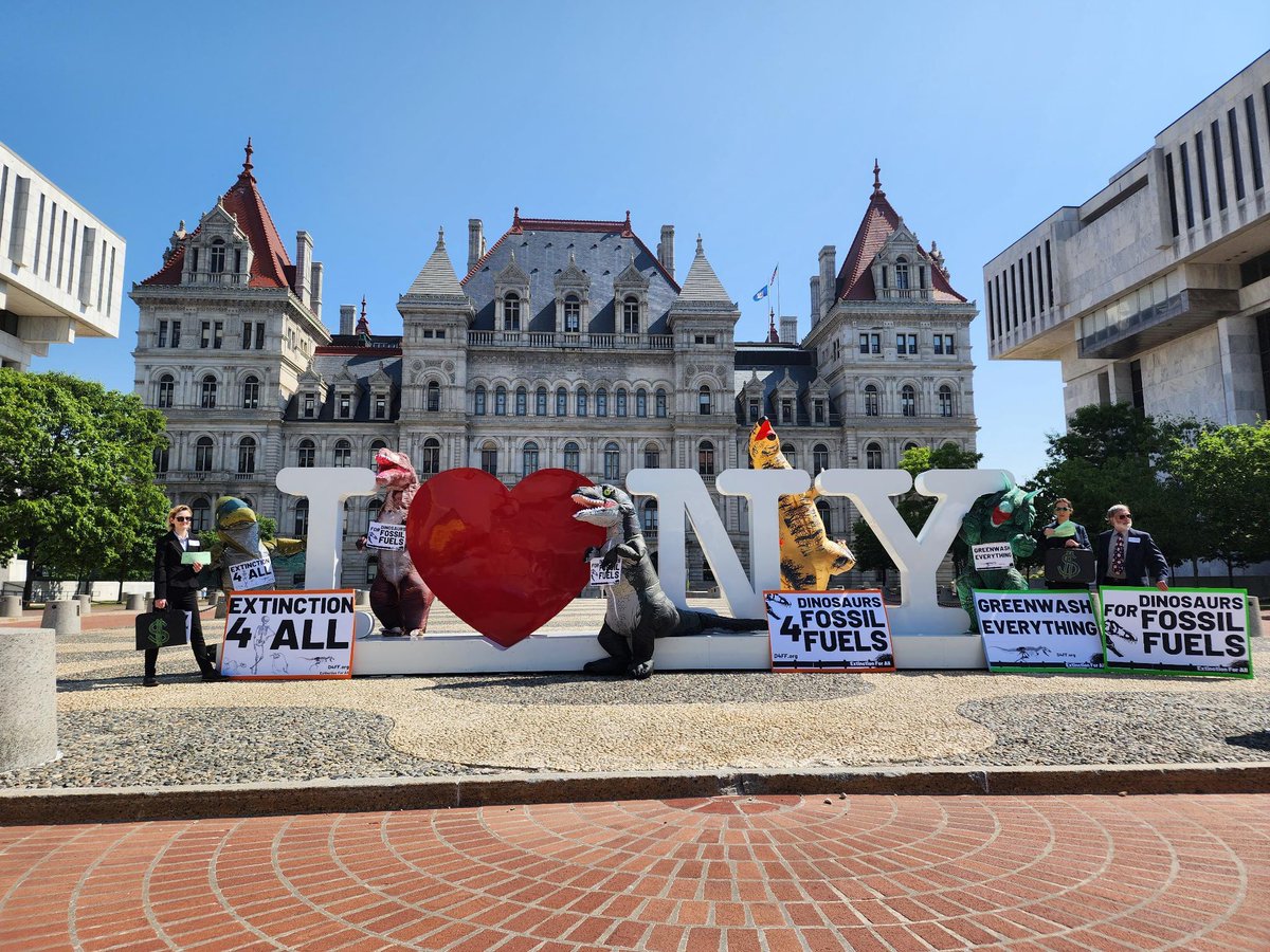 dinos4fosilfuel's tweet photo. .@nationalgridus tysm for:
 
💚 #greenwashing at the #electrificationsummit while

🖤extending the life of the Brooklyn and Holtsville fracked gas depots aaaaand 

💙buying the approval for the #iriquioispipeline expansion

we ♥️ u!!! #BurnItDown! ❤️‍🔥❤️‍🔥❤️‍🔥 https://t.co/8g4Cb5rDDN