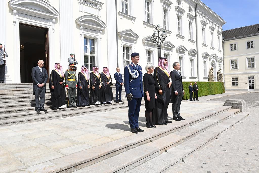 aksa_alsaud's tweet photo. تشرفت بتسليم أوراق اعتمادي سفيراً لخادم الحرمين الشريفين لدى جمهورية ألمانيا الاتحادية إلى فخامة الرئيس/ والتر شتاينماير، 
ونقلت لفخامته خلال اللقاء تحيات مولاي خادم الحرمين الشريفين وسمو سيدي ولي العهد رئيس مجلس الوزراء -حفظهما الله-. https://t.co/paBq8kgNhN