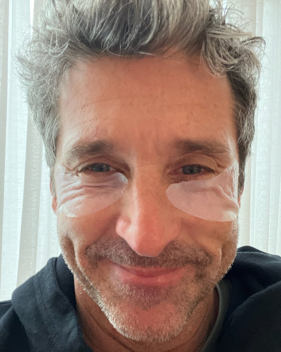 Caught in action! This sweet face getting an eye mask adjustment for the full treatment 😊️