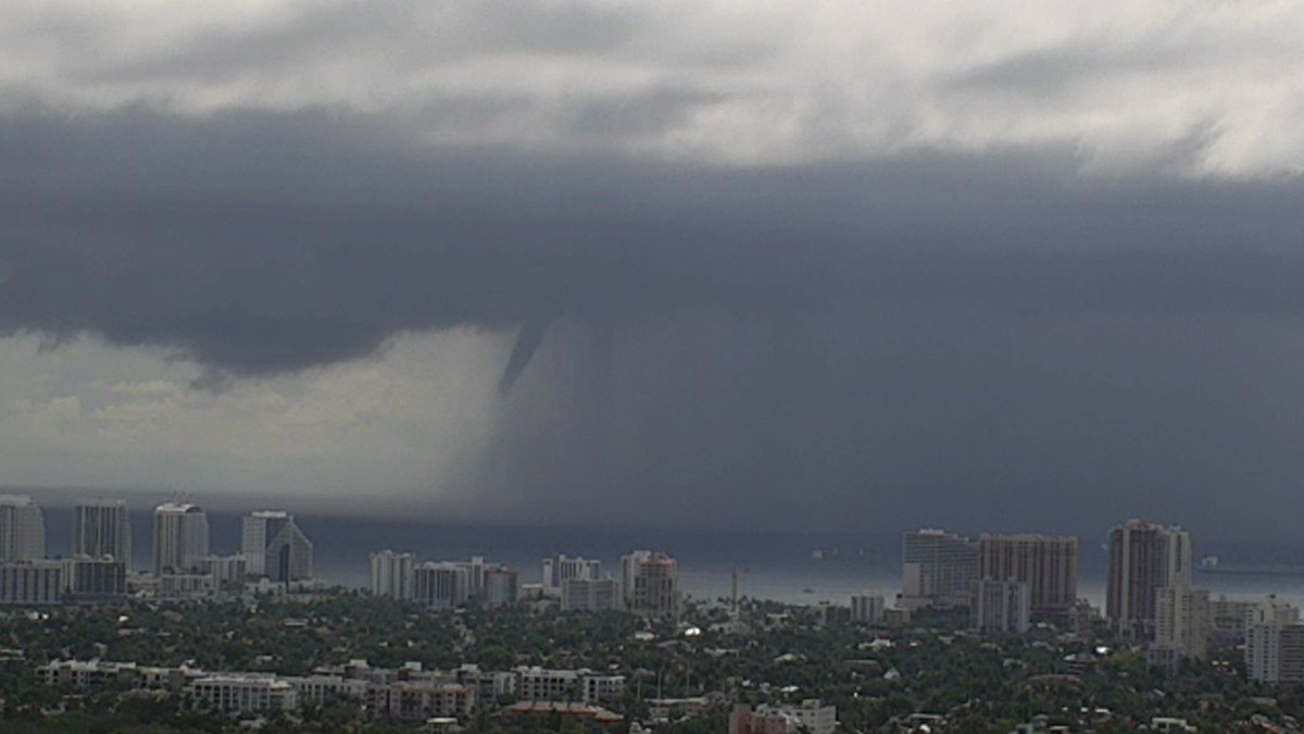 7Weather's tweet photo. Funnel cloud spotted in Ft. Lauderdale Beach now. Mariners be aware! @wsvn #FLwx @NWSMiami https://t.co/uEfP4xBzYH