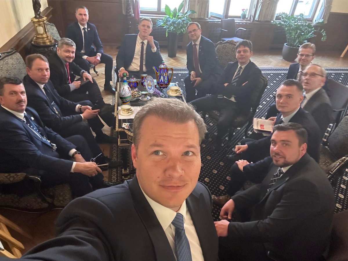 JanisElms's tweet photo. @GirtsLapins Salaboju. Kurš tad pie tukša galda atzīmē kārtējo partijas sasniegumu... https://t.co/llbC70ySOz