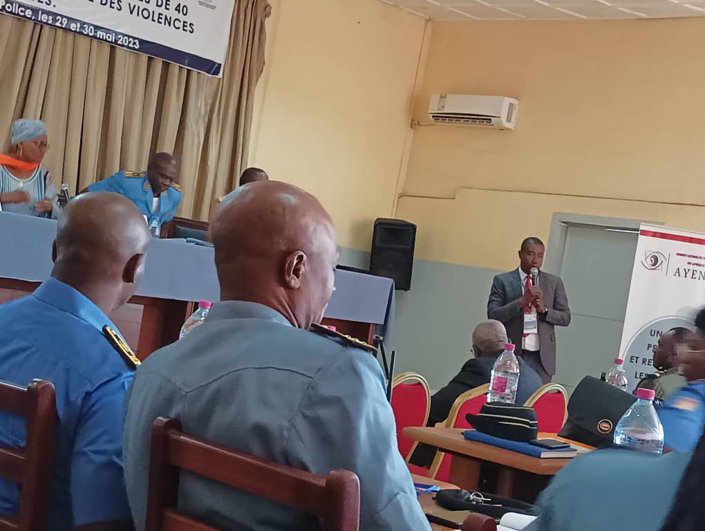 REPAC_OIF's tweet photo. Atelier de renforcement des capacités des officiers de police à Yaoundé sur la "lutte contre les violences sexistes", organisé par le think-tank #AYEN, avec le soutien de la @OIFrancophonie.

Merci aux autorités camerounaises et à #AYEN pour leur engagement contre ce fléau. https://t.co/3xDS3HIQOM
