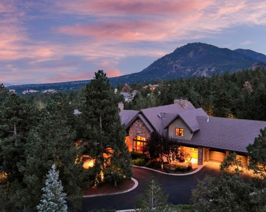 JGLiveColorado's tweet photo. STRATTON FOREST MASTERPIECE nestled in the coveted Stratton Forest gated community * Truly unique level of quality * Completely custom home just footsteps from hiking trails connecting to the 300+ acres / trails 
Source: https://t.co/qPxzeDxyVk  Jon Goldberg #denverrealtor https://t.co/kgqZouvAQu