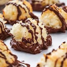 CorinnePulitzer's tweet image. Whether you call them #Macaroons or #Macarons, these bite-size morsels deserve to be celebrated. They’re heaven on earth! Happy #NationalMacaroonDay! @LadureeUS @MarthasNY @ZabarsIsNY @MacaronParlour @DannyMacaroons @macaronbites @NationalDayCal