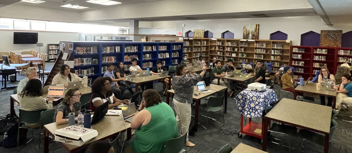 Kristin leading the @waukHS summer school group through our @edmentum and Apex courses today. The Ss and Ts use both sets of curriculum to meet needs in all Tiers. @TomBukowski1 @StecherDeb #EducatorFirst #edmentumIL