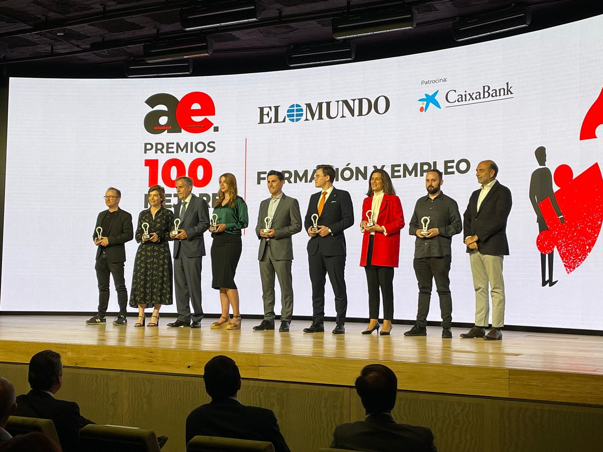 FM_Ageingnomics's tweet photo. .@laeconomica ha reconocido entre las 100 Mejores Ideas de 2023 al Programa Tales, impulsado por #Ageingnomics y @emprendecise. Juan Fdez Palacios, director de nuestro Centro de Investigación ha recogido el galardón de manos del director de negocio de @elmundoes, J.J. López Gálvez