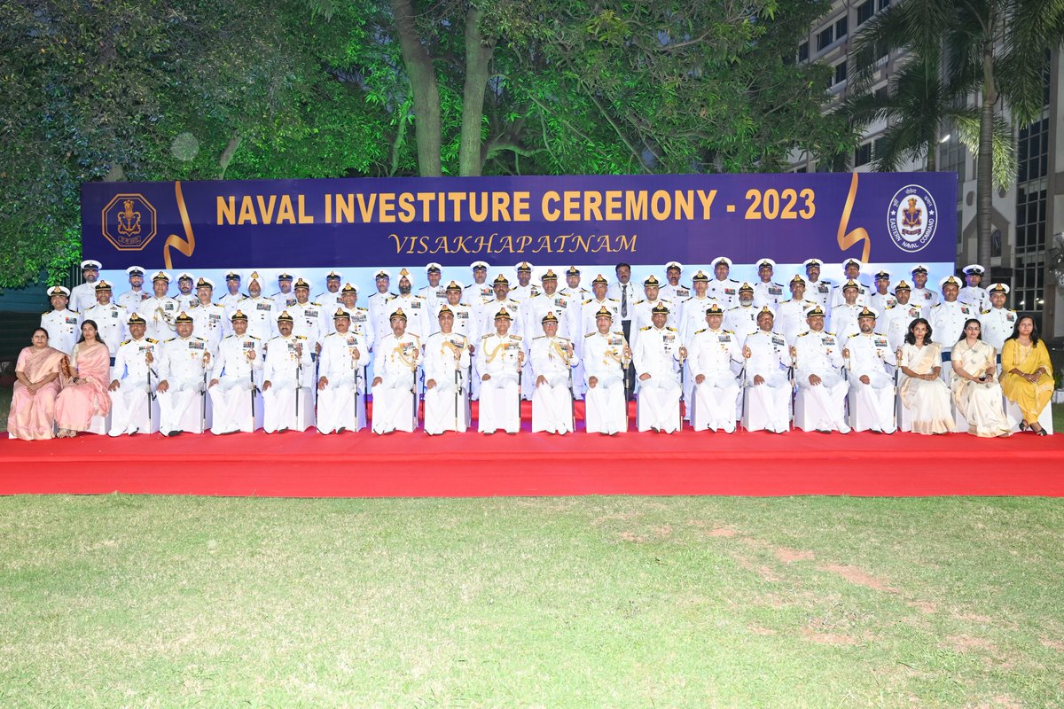 Adm R Hari Kumar, #CNS  presented the Gallantry & Distinguished Service awards to the recipients during #NavalInvestitureCeremony held at @IN_HQENC #Visakhapatnam today.
