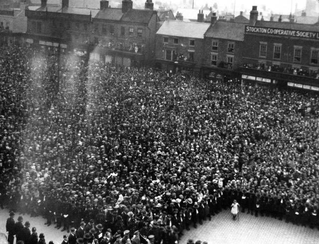 100YearsAgoLive's tweet photo. The Stockton-on-Tees, UK Great War memorial is unveiled by John Fredrick Lambton, fifth Earl of Durham and Lord Lieutenant of the county, and dedicated by the Bishop of Durham.

It cost £7,500 and was paid for with public money, and local people donating. https://t.co/W8pHRxYHPQ