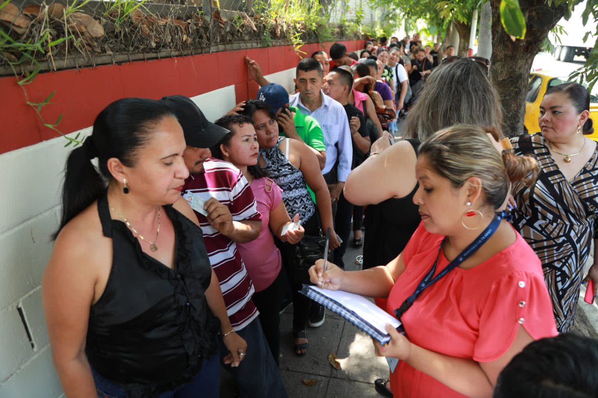 RolandoCastroSv's tweet photo. Esta semana, la empresa Style Avenue cerró sus operaciones, lo que ha resultado el despido de cerca de 250 empleados.

Desde el primer día, nuestro equipo está trabajando para garantizar que se respeten los derechos laborales y que la empresa realice los pagos correspondientes.

Además, ya estamos en la búsqueda de nuevas oportunidades, gestionando con diferentes empresas para que los trabajadores sean colocados en nuevos puestos de trabajo.

Nuestro objetivo primordial es asegurar que los trabajadores afectados reciban todo el apoyo para que puedan continuar llevando el sustento a sus familias por medio de una fuente de ingresos estable. 

Haremos lo que sea necesario hasta lograr una solución justa y favorable para ellos.