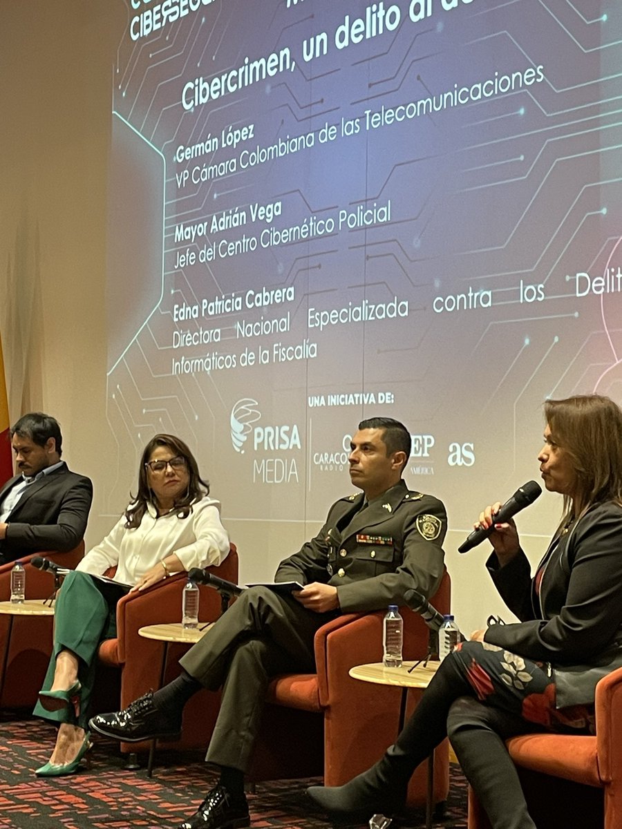 luiscobo's tweet image. La Ingeniera Sandra Cristancho @shumymi, directora del programa de Ingeniería de Sistemas de la @UniversidadEan modera la Charla sobre Cibercrimen en la Cumbre de #ciberseguridad en la @UExternado