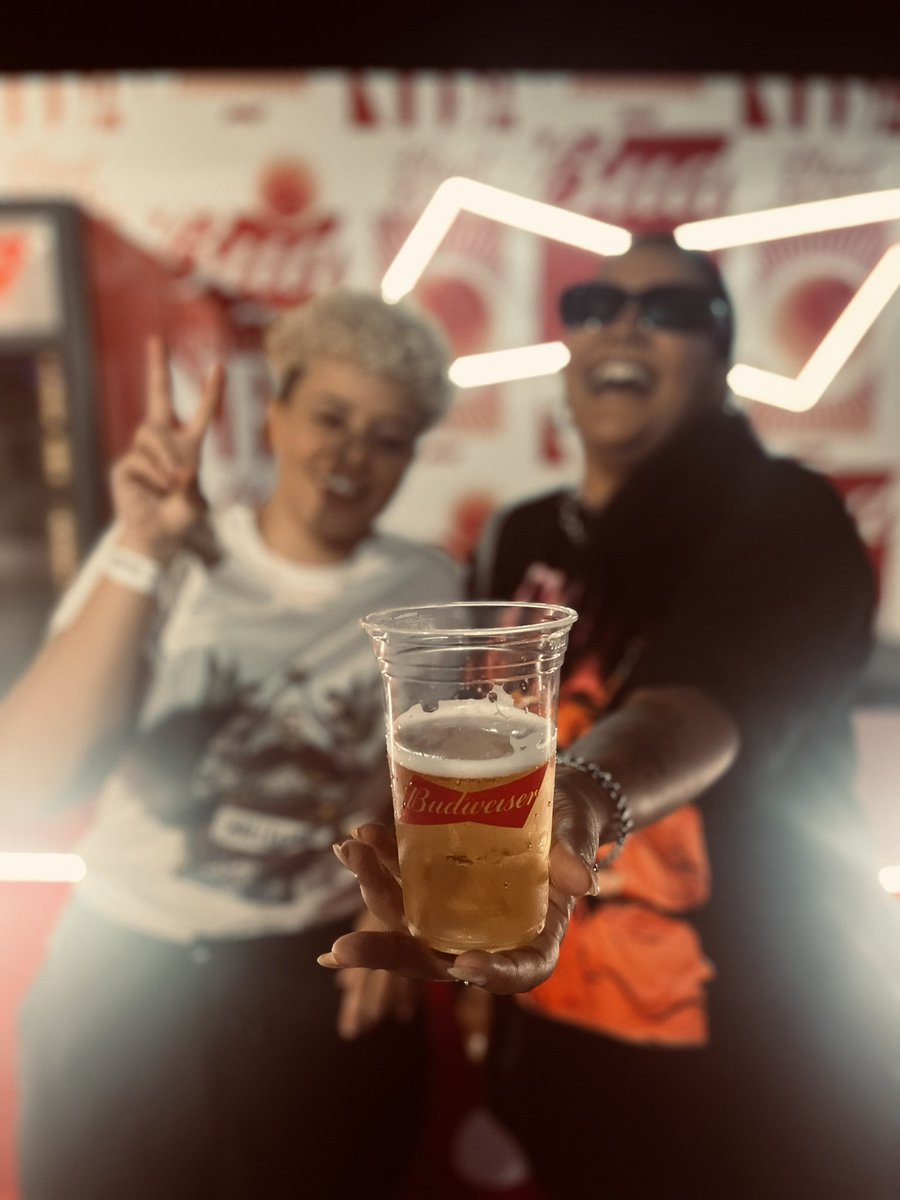 NBAdasMina's tweet photo. As bonita com Bud na mão e sorriso no rosto. NBA house começa dia 1, quem a gente vê lá?!
#NBAcomBud
#BudZero
#QualquerDiaéDia https://t.co/HxfnA5fHx6