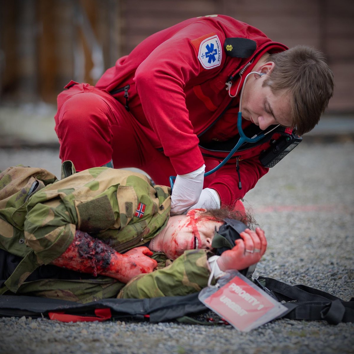 istygunnerside's tweet photo. TRENER PÅ ALVOR: Brann, helse og @Heimevernet trener realistisk på skadebehandling og #MEDEVAC under HV-03s #BasicMedic-kurs på #Heistadmoen. #Samtrening gjør at ressurser finner hverandre i fred, krise, konflikt og krig.

#totalforsvar #OveraltAlltid #brannvesen #ambulanse #amk https://t.co/AFk1vHvsGP