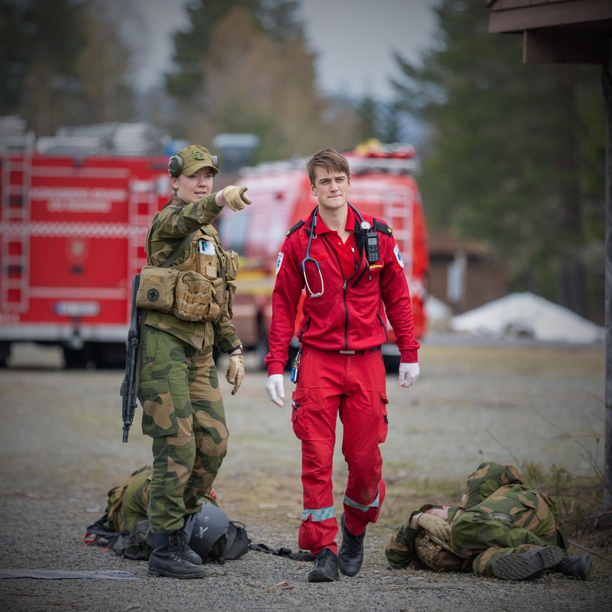 istygunnerside's tweet photo. TRENER PÅ ALVOR: Brann, helse og @Heimevernet trener realistisk på skadebehandling og #MEDEVAC under HV-03s #BasicMedic-kurs på #Heistadmoen. #Samtrening gjør at ressurser finner hverandre i fred, krise, konflikt og krig.

#totalforsvar #OveraltAlltid #brannvesen #ambulanse #amk https://t.co/AFk1vHvsGP