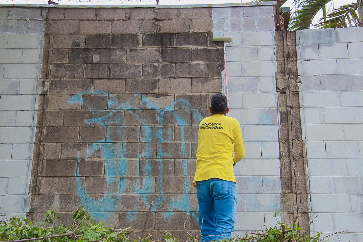 OsirisLunaMeza's tweet photo. Los muros de algunas viviendas en nuestras comunidades están quedando libres del último rastro de pandillas con el plan #CeroGrafitisTerroristas 

📍Quezaltepeque

Gobierno del Presidente @nayibbukele 🇸🇻 https://t.co/6t1zakJQeG