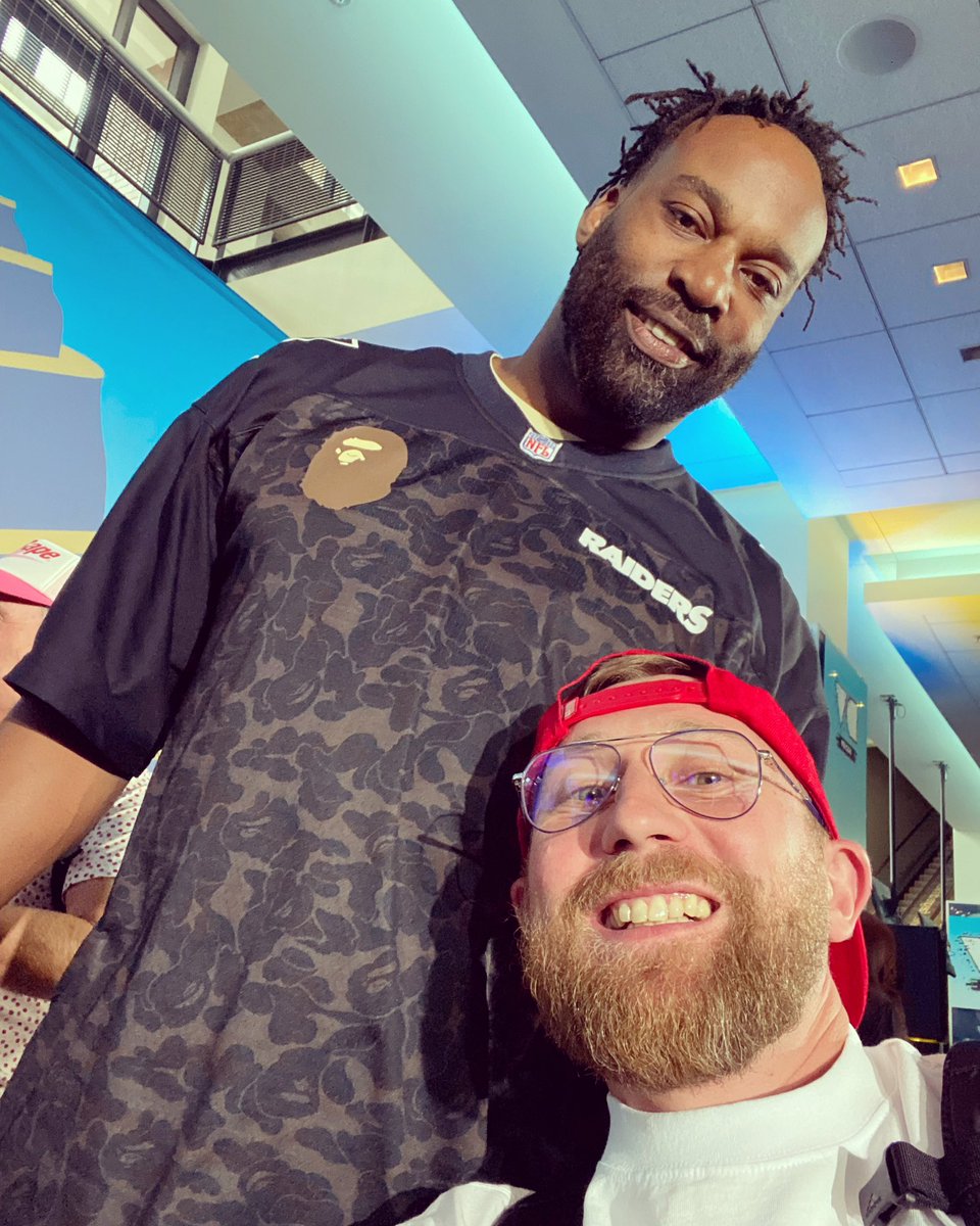 A special acknowledgment to the esteemed Baron Davis, a true icon in basketball and a pioneer in the realm of Web 3.0. changer, constantly pushing boundaries and paving the way for others to follow. 🌐✊

#BaronDavis #BasketballLegend #Web3 #TechInnovator #VeeCon #VeeFriends🐈‍⬛