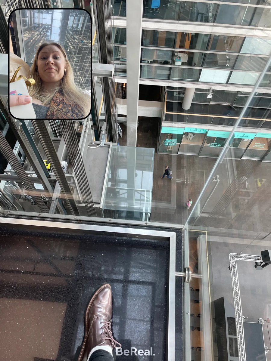 Tässä mä äsken kulkemassa toistaiseksi viimeistä kertaa Sanomatalon maisemahississä! Viimeiset 8 (!) vuotta on tarjonneet hienoja työmahdollisuuksia Hesarilla.

Nyt astelen kohti kesälomaa ja elokuussa starttaavia väitöskirjatutkijan hommia! 🌞